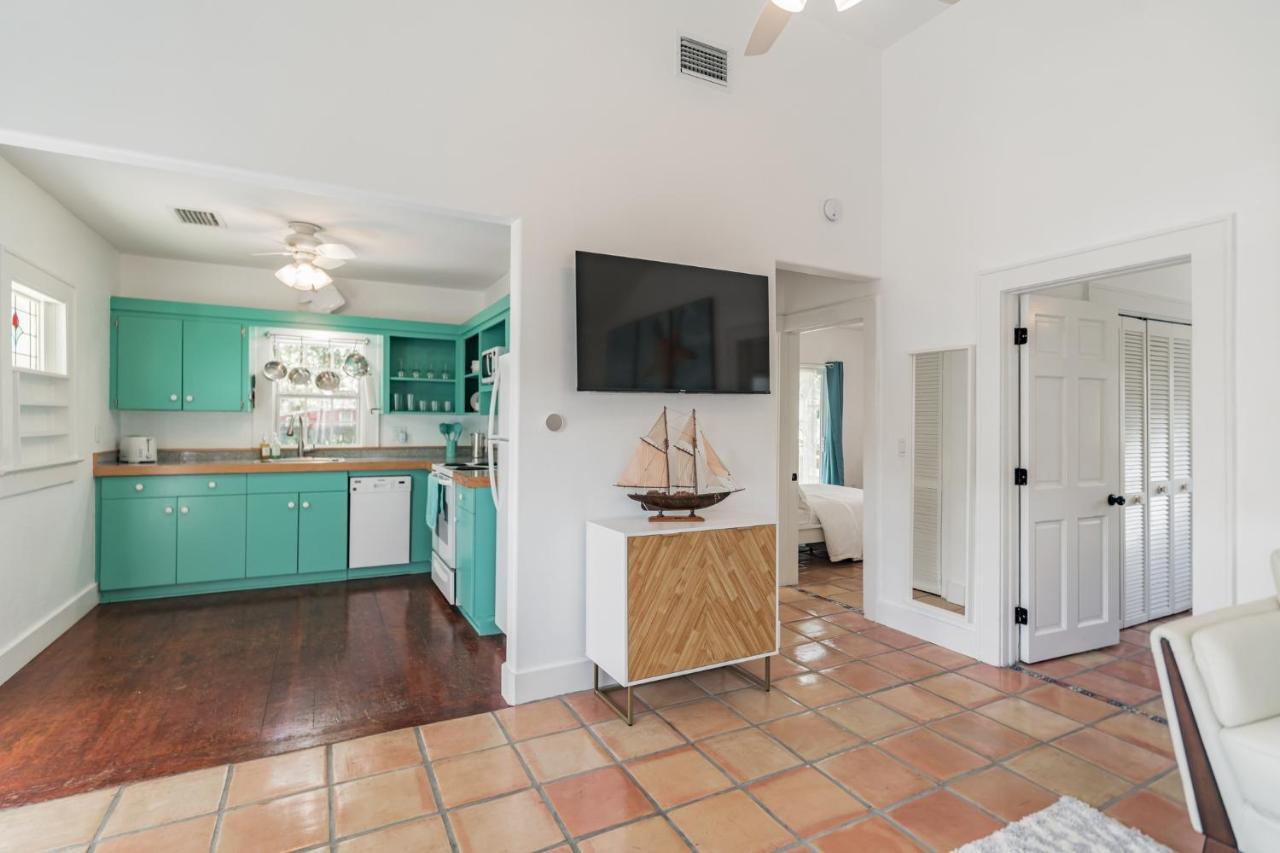 Sarasota, Fl Bungalow - Bright & Breezy Coastal Vibes - 10 Mins To White Sand Beaches Home Екстериор снимка